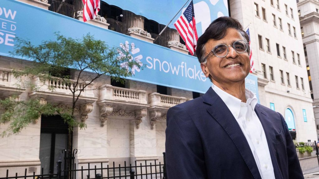 Snowflake soars 34% on earnings beat, will spend $6B on Amazon cloud