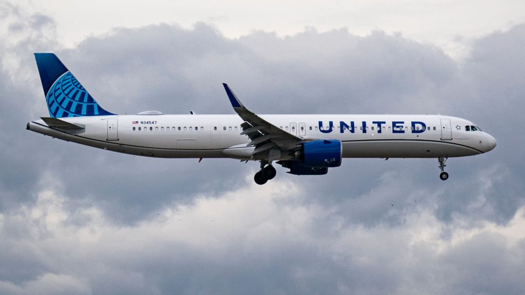 United Airlines flight attendants ratify new contract with 31% raises
