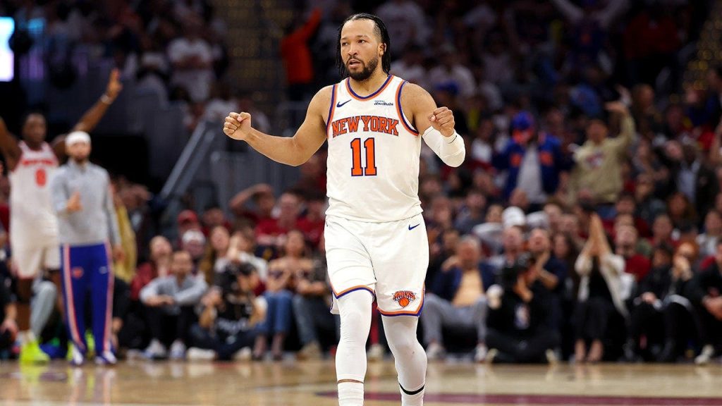 Taylor Swift, Travis Kelce sit courtside as Knicks take 3-0 series lead