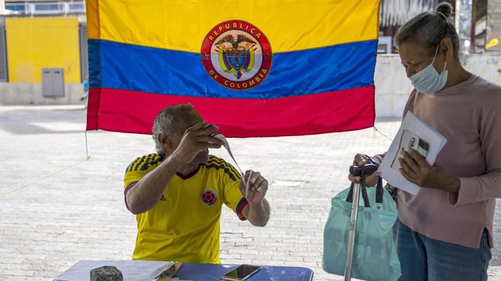 Colombia's presidential race poised for run-off