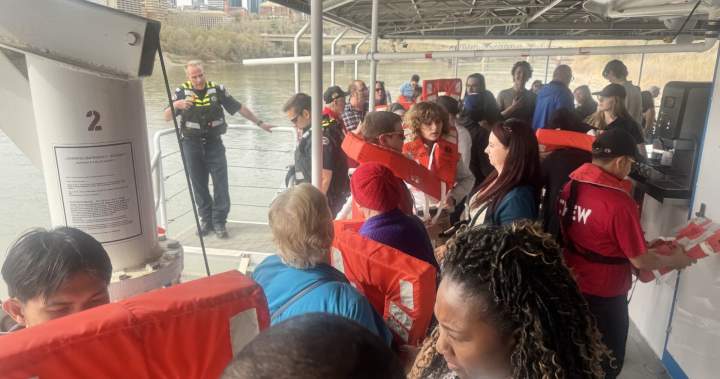 Edmonton Queen riverboat gets stuck on Mother’s Day cruise, about 200 people evacuated – Edmonton
