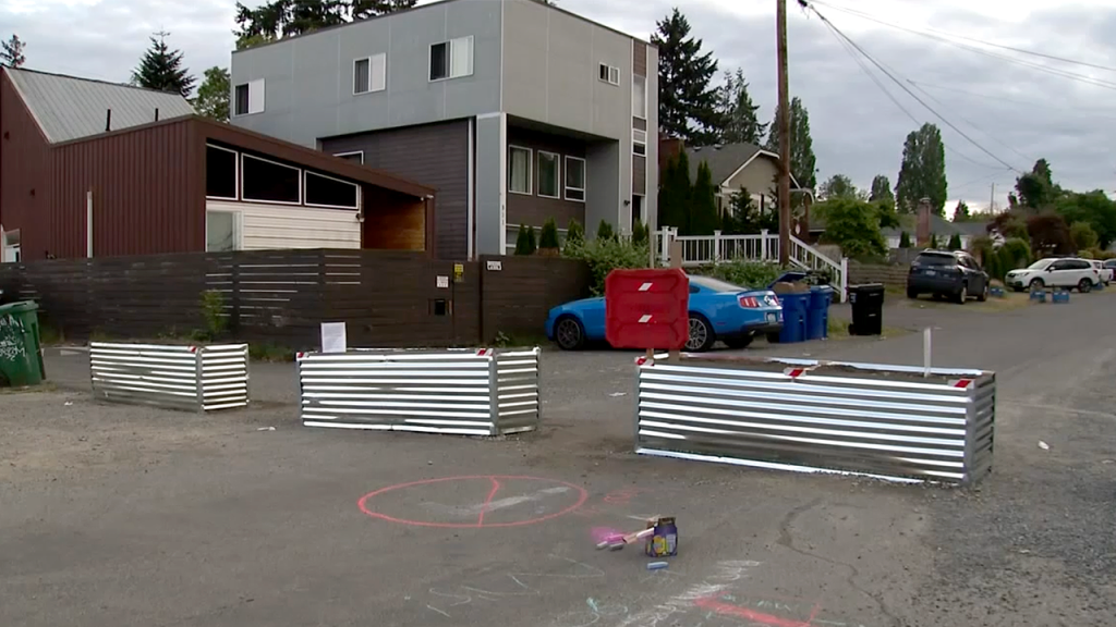 Seattle neighbors erect barricades amid Aurora Avenue gun violence