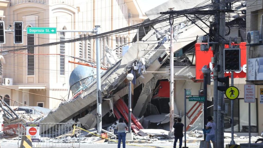 Strong quake in southern Philippines leaves 35 dead