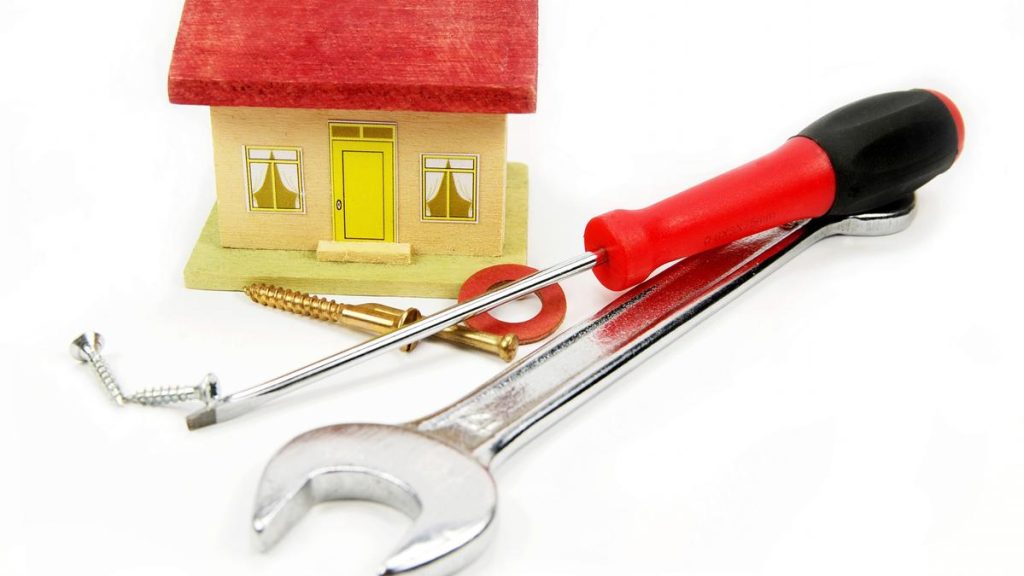 Consumer Watch with Candice Evans: Warning signs to avoid travelling conmen offering cheap household work