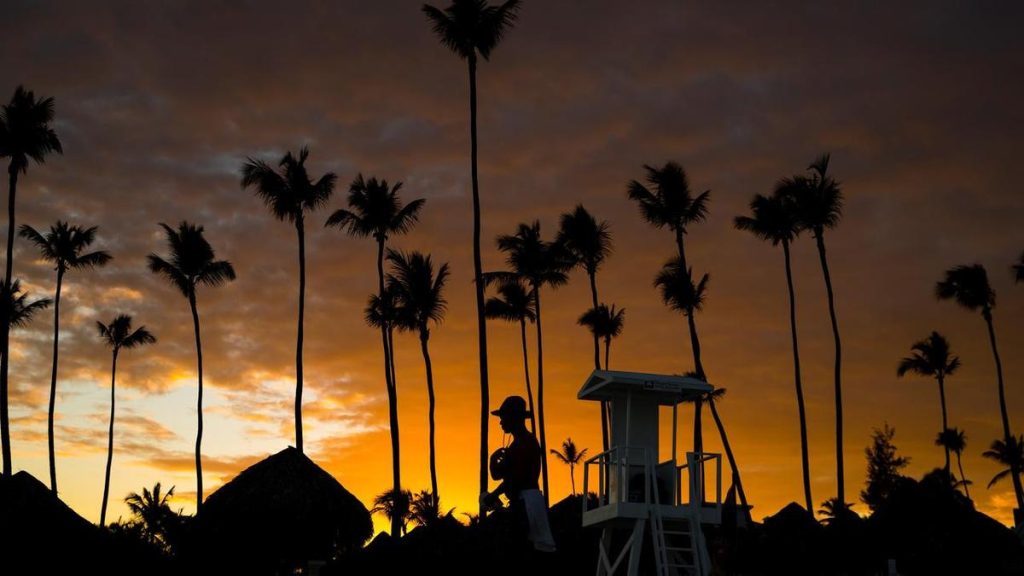 Woman killed, 1700 flee Dominican Republic hotel fire