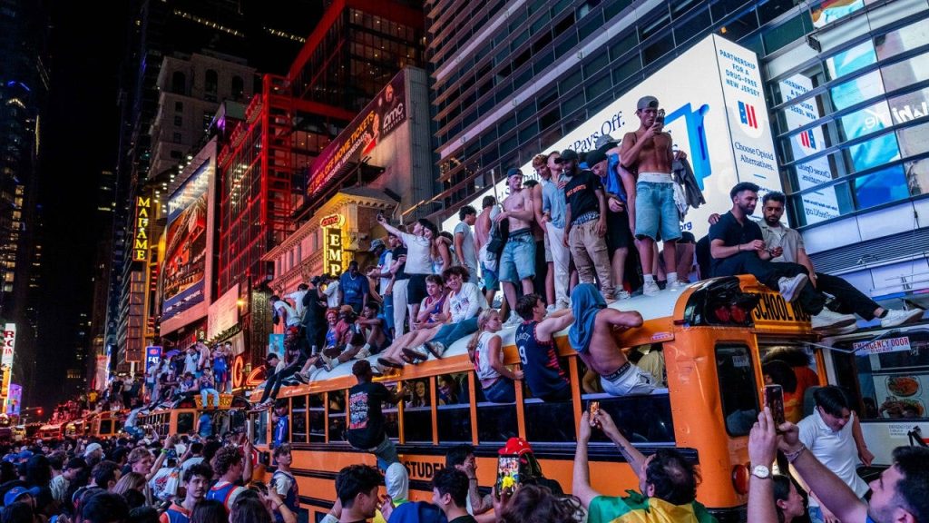 Knicks NBA championship celebration turns chaotic as NYPD makes arrests