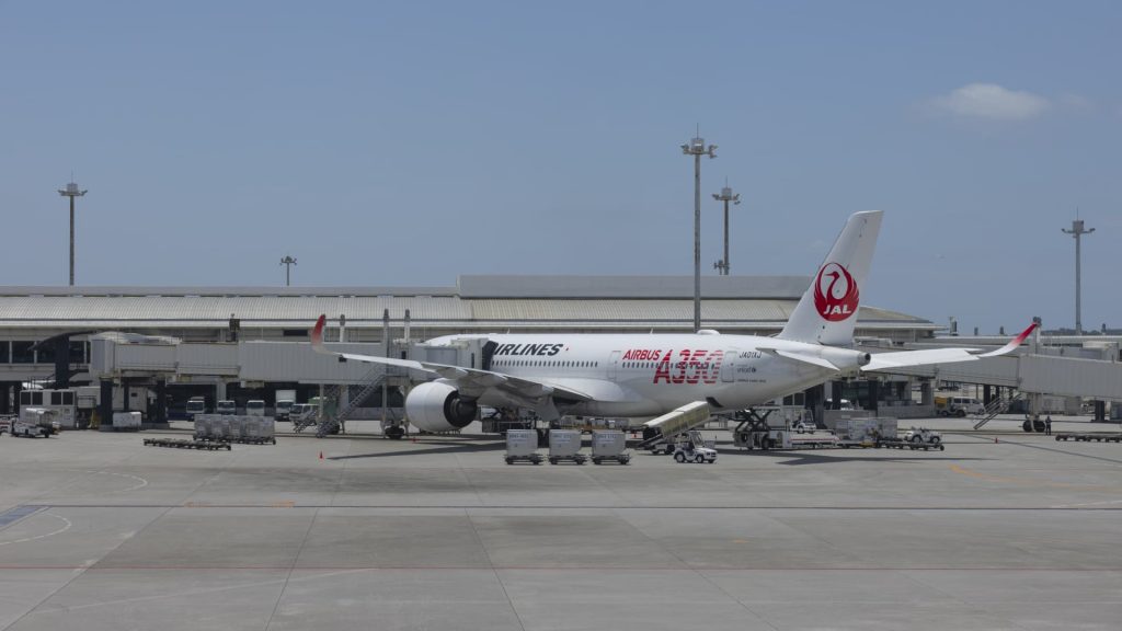 Japan airlines increase fuel surcharges despite falling jet fuel costs