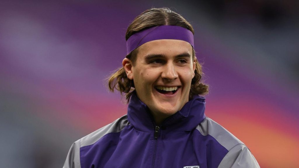 Western derby: West Coast Eagles take cheeky jab at Dockers stars Murphy Reid and Alex Pearce with banner