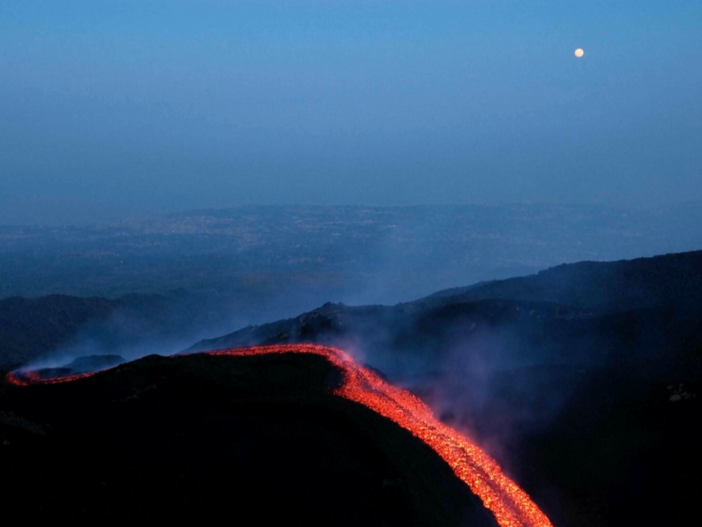 Orange lava flows stream from Mount Etna | News