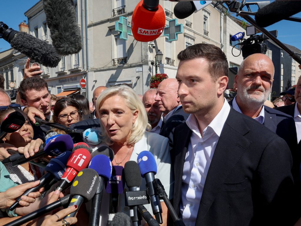 Far-right leader Le Pen starts campaign, faces mixed reactions in France | News