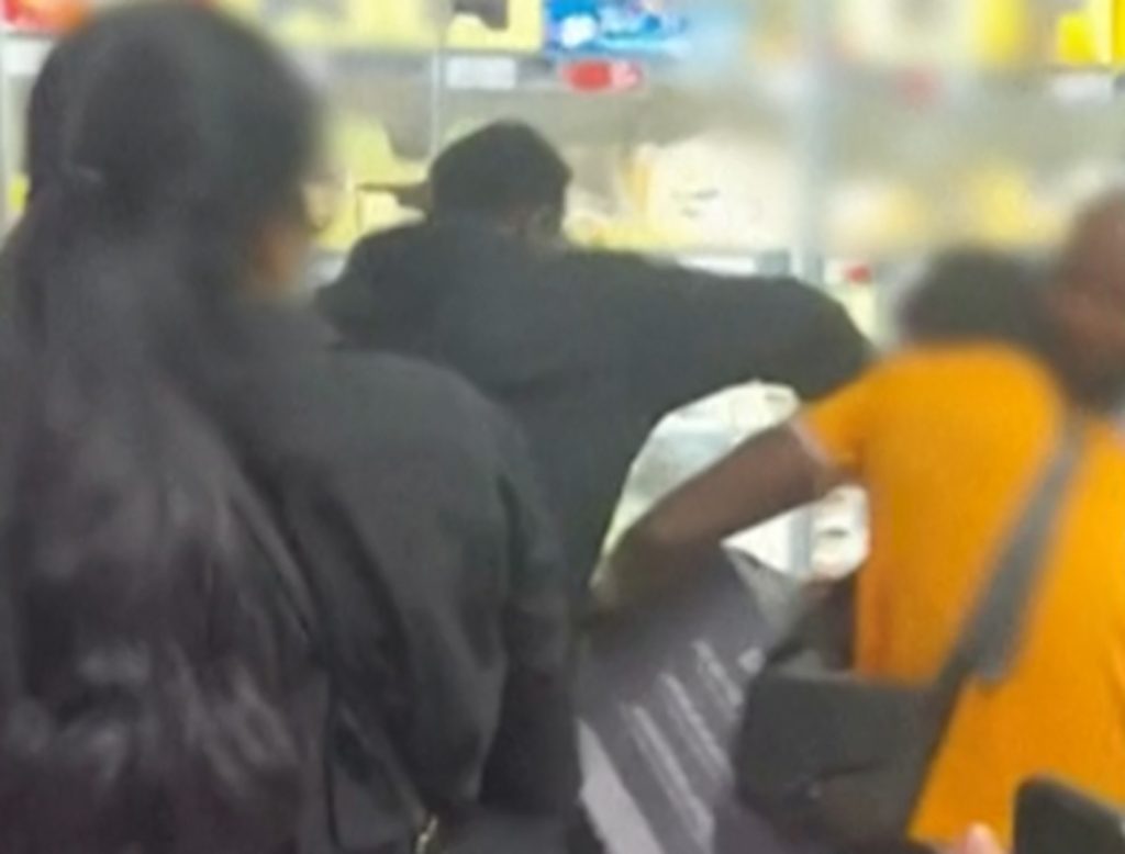 Supermarket chaos for air conditioner sale in France amid heatwave | Newsfeed