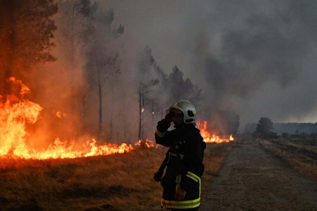 Firefighters battle to contain wildfires still burning near Bordeaux | Newsfeed