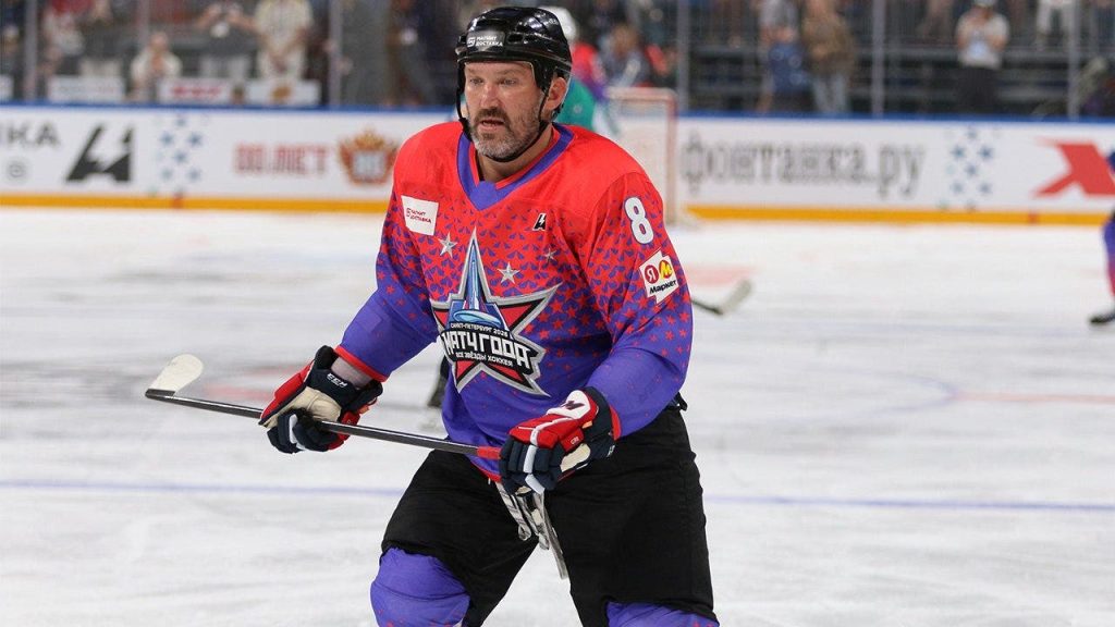Washington Capitals star Alex Ovechkin crashes a couple’s wedding photo shoot on a hotel staircase