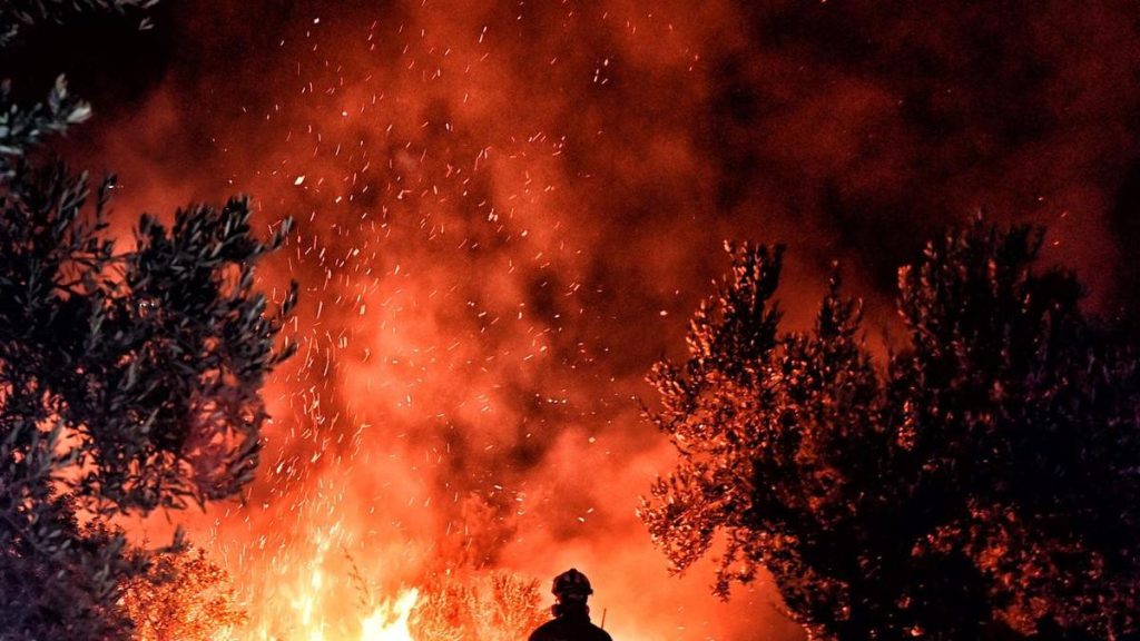 Fires spread in Greece, worsening in France, Spain