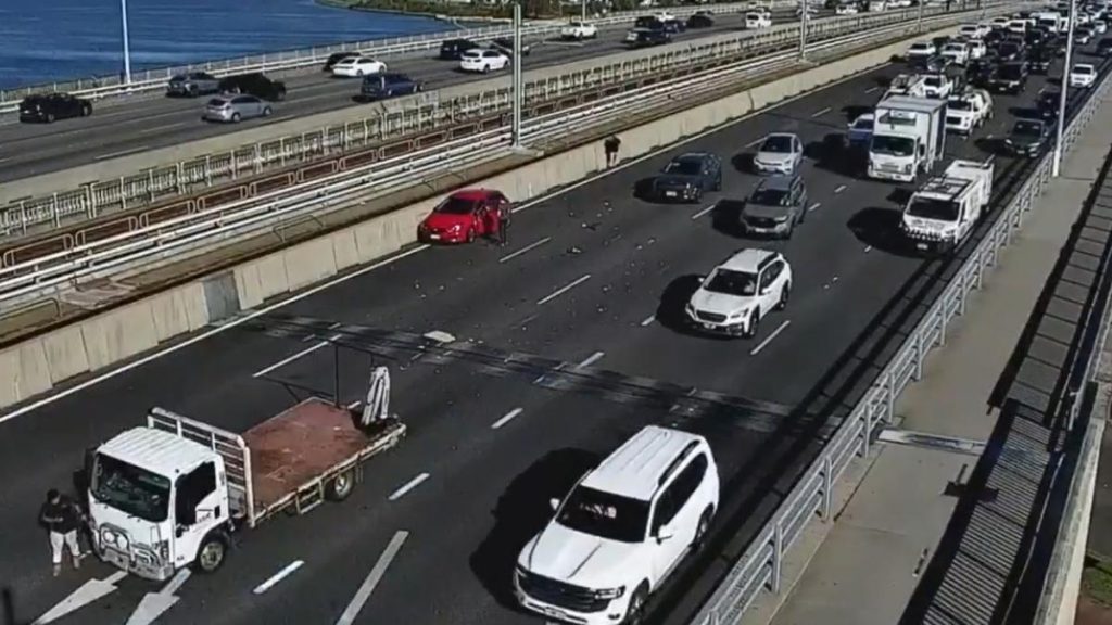 Mitchell Freeway crash blocks three lanes, traffic heavy at Narrows Bridge near Mounts Bay Road exit