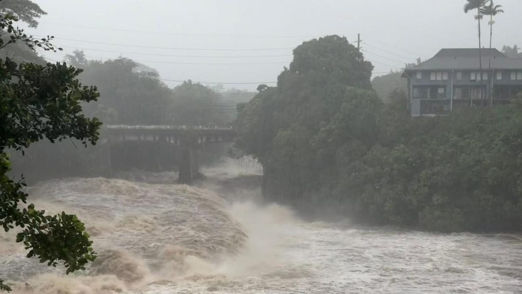 Lala hammers Hawaiian islands with heavy rain