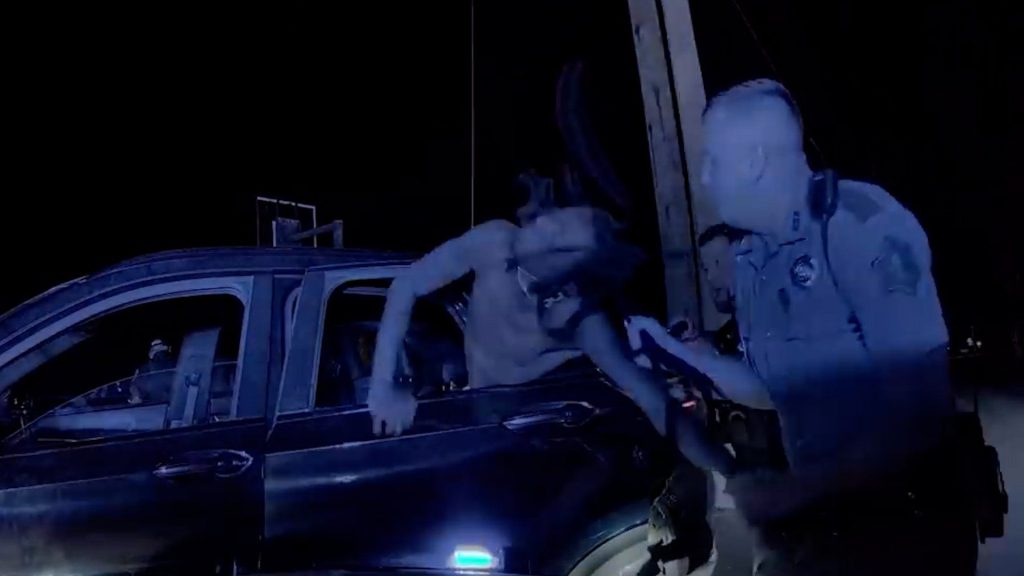 US police officer pulls hair, throws punches during arrest in Arkansas | Crime