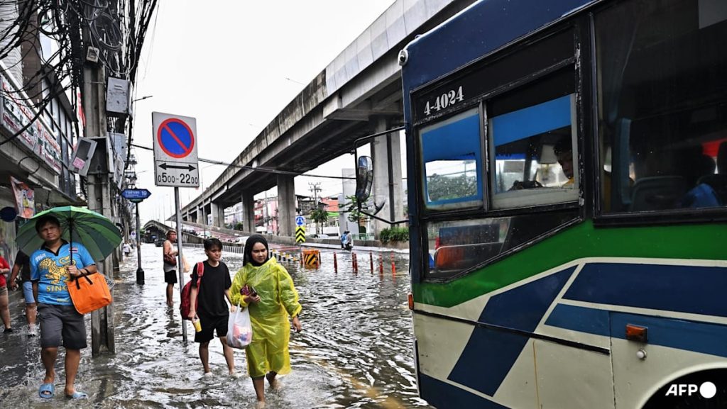 Bangkok floods force thousands into shelters