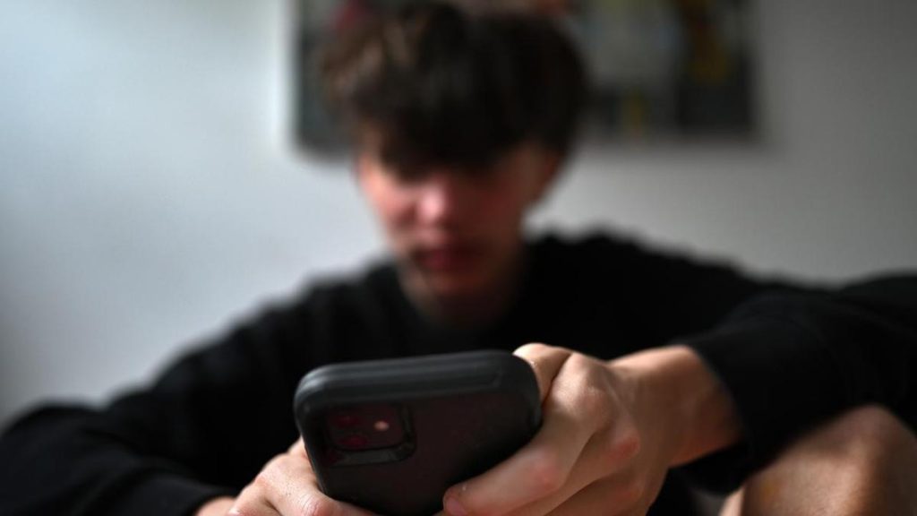 No smartphone until 14 improves mental health: study
