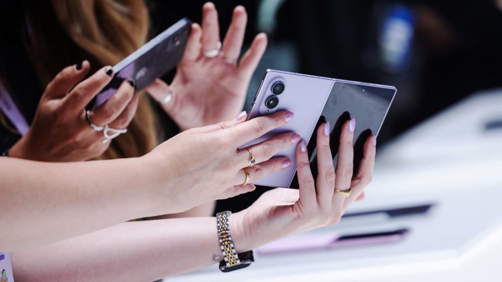 Samsung tries to draw iPhone users to its foldables amid Apple entry
