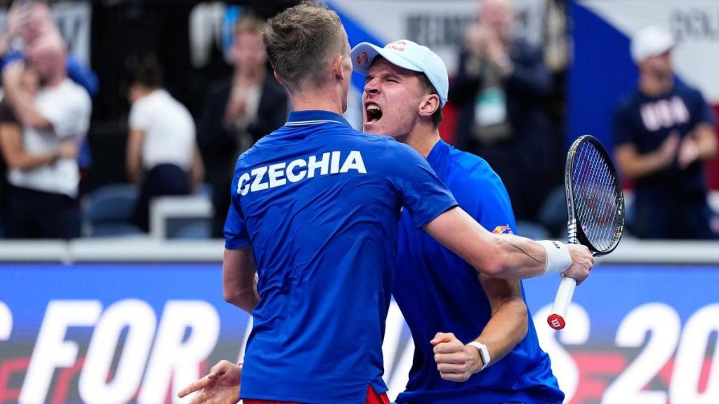 Czechs bounce past US to reach Davis Cup Final 8
