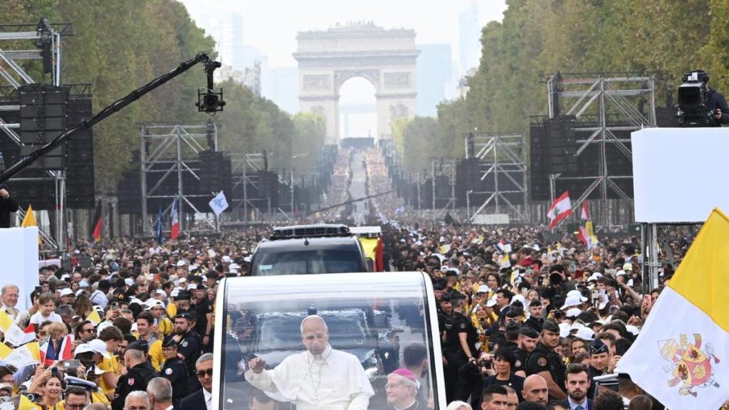 Some 800,000 cheer Pope Leo in Paris