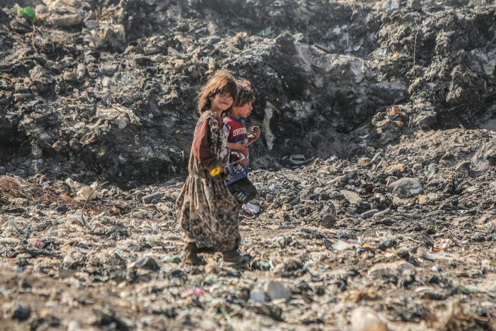 Displaced Syrians dig through hills of garbage to make a living | Syria’s War
