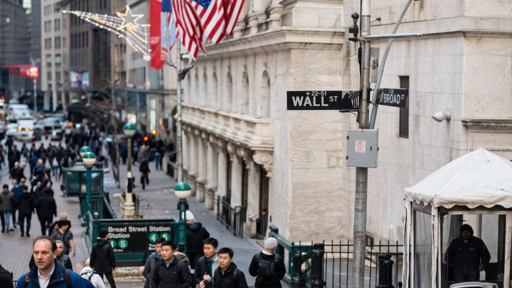 Dow surges 500 points after four-day slide as oil prices retreat