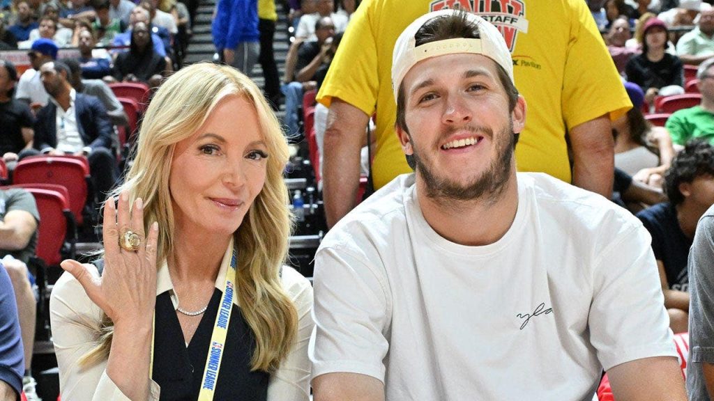 Austin Reaves and his bikini rocking girlfriend have themselves a Labor Day Weekend on a boat