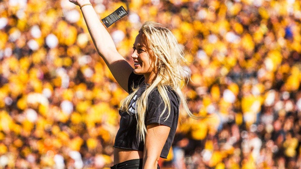 Spicy Sophie Cunningham loves our vets and football season, 380-pound high school TANK & sad Rutgers fireworks