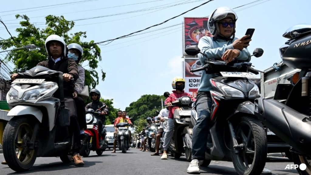 Fuel shortage triggers queues on resort island Bali