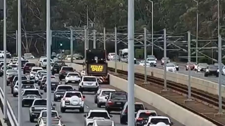 Perth traffic: Breakdown on Kwinana Freeway at Mount Henry Bridge causing Sunday night chaos