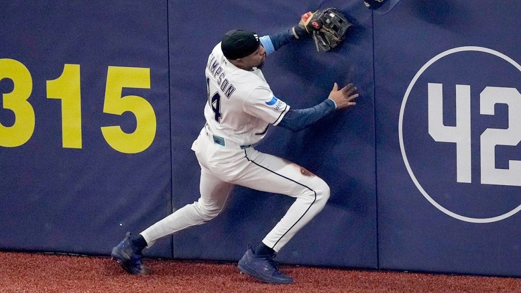 Rays’ Chandler Simpson crashes face first into wall while making incredible catch in World Series vs Brewers