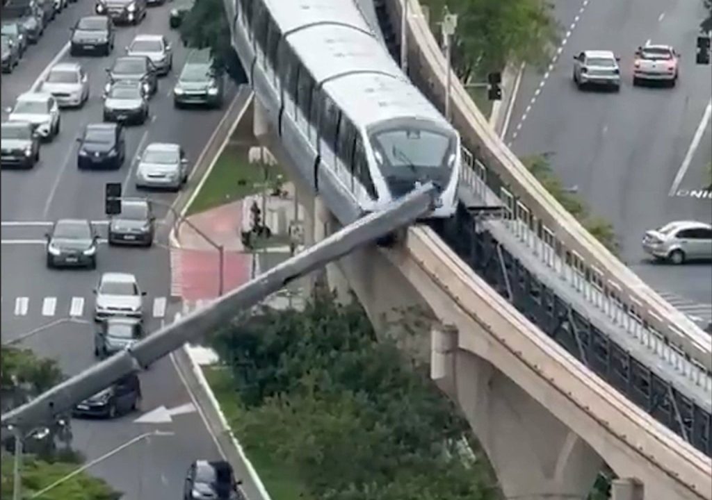 Train slams into crane that collapsed onto railway line in Brazil | Newsfeed